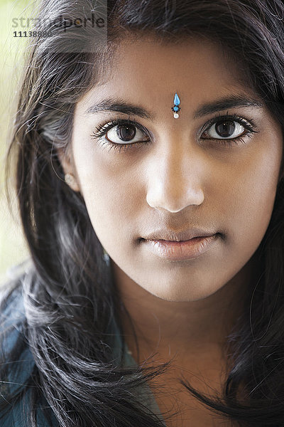 Indische Frau mit traditionellem Schmuckstück auf der Stirn