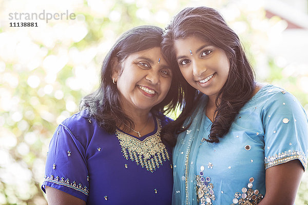 Indische Mutter und Tochter in traditioneller Kleidung