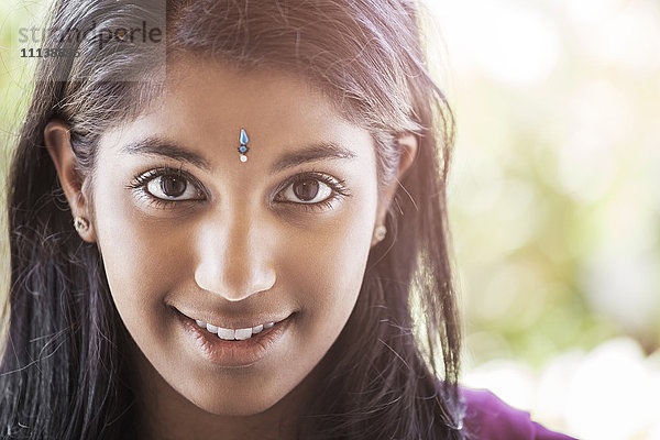 Indische Frau mit Schmuckstück auf der Stirn