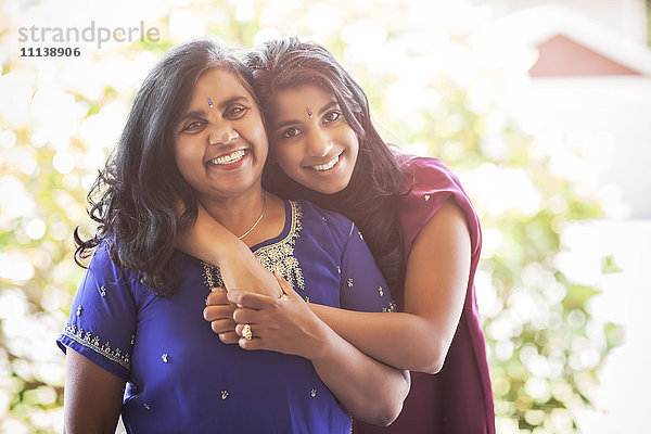 Indische Mutter und Tochter in traditioneller Kleidung