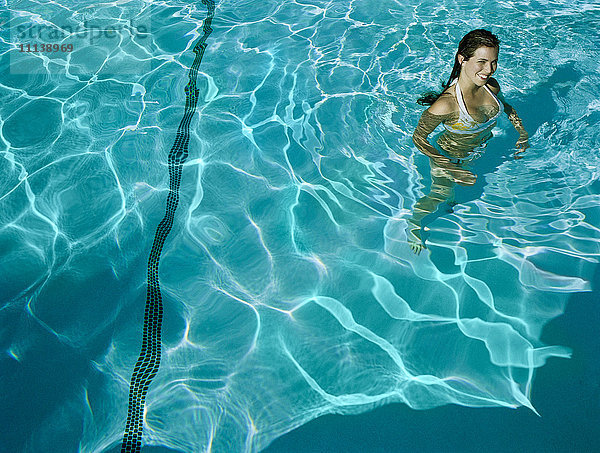 Frau im Schwimmbad stehend