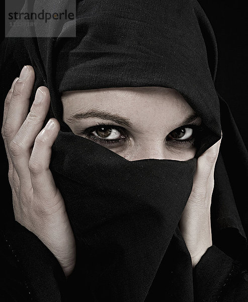 Frau trägt Burka