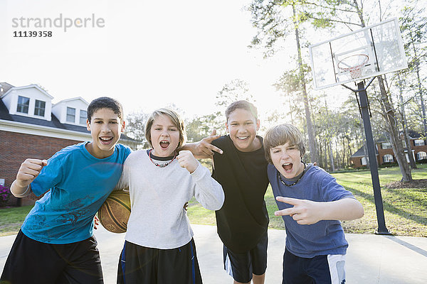 Jungen spielen Basketball