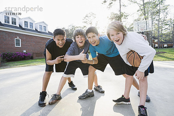 Jungen spielen Basketball