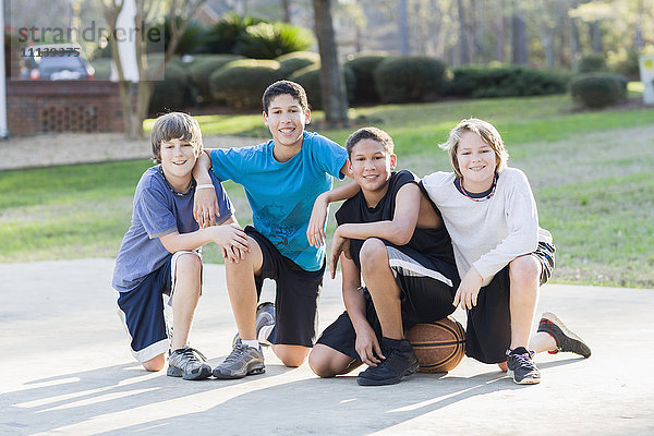 Jungen sitzen mit Basketball