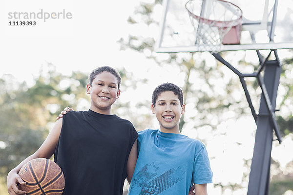 Jungen spielen Basketball