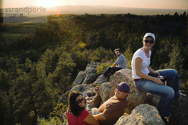 Freunde ruhen sich auf Felsen in einem abgelegenen Gebiet aus