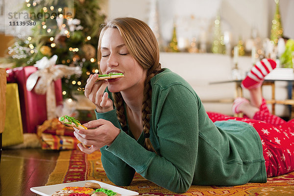 Kaukasische Frau isst Weihnachtsplätzchen