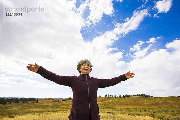 Japanische Frau in ländlicher Landschaft  Yellowstone  Wyoming  Vereinigte Staaten