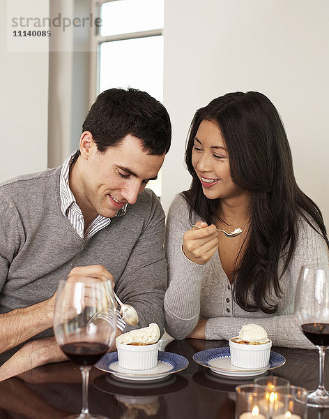 Ehepaar isst gemeinsam Dessert