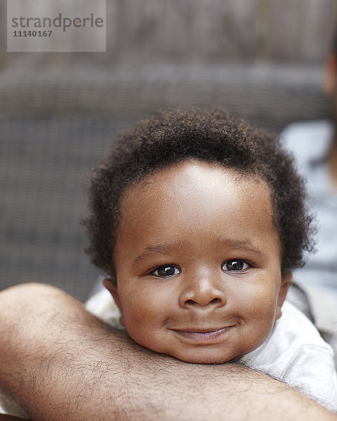 Lächelndes afroamerikanisches Baby