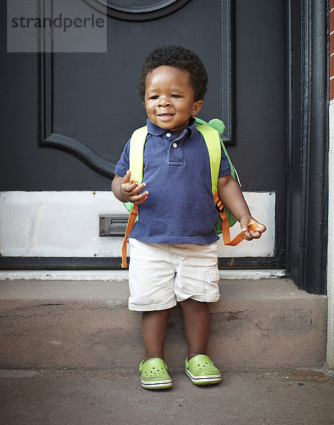 Afroamerikanisches Baby mit Rucksack