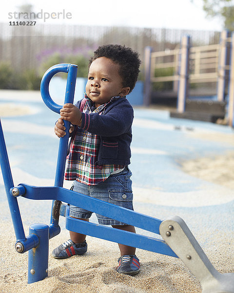 Afroamerikanisches Baby spielt im Park