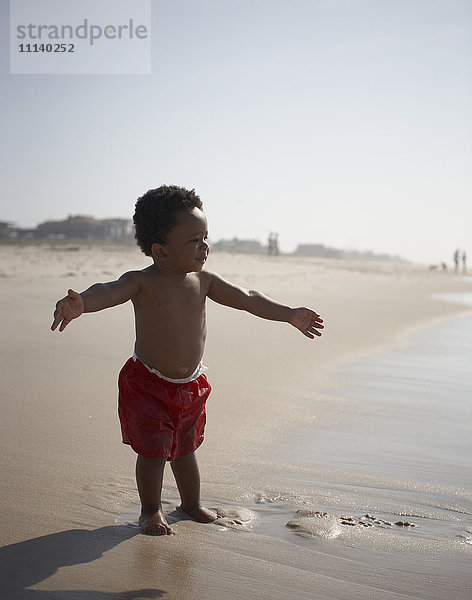 Afroamerikanischer kleiner Junge am Strand