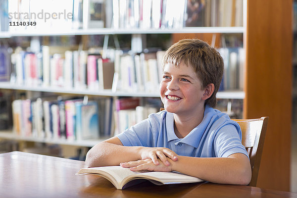 Lächelnder Student in der Bibliothek