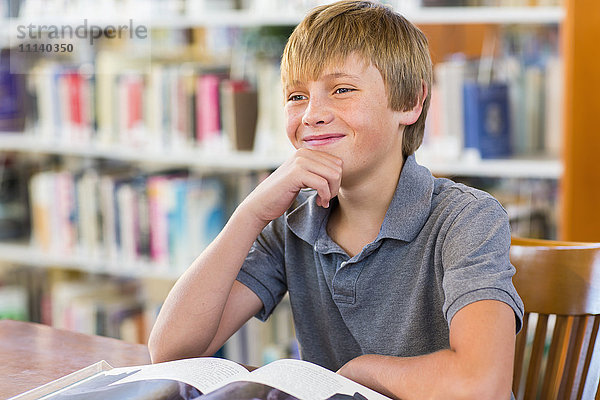 Lächelnder Student in der Bibliothek