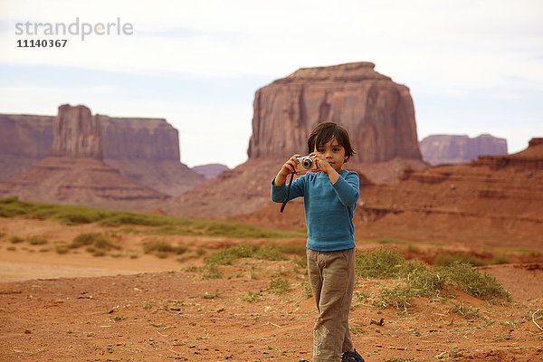 Gemischtrassiger Junge fotografiert im Monument Valley