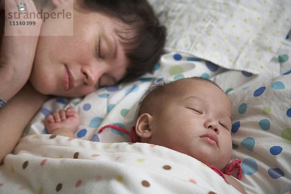 Mutter schlafend mit Baby Mädchen