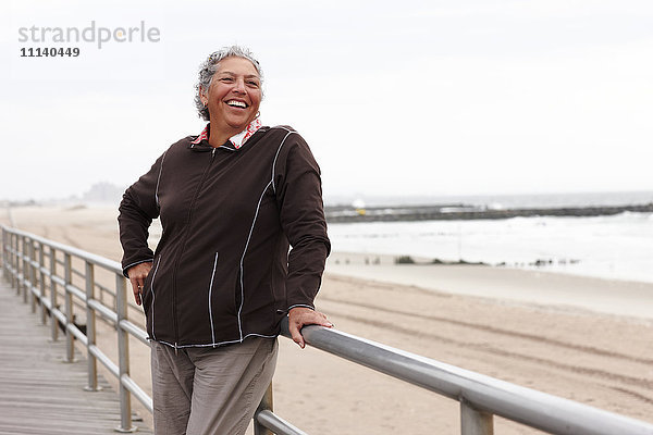 Lächelnde Frau an der Strandpromenade