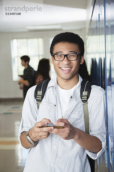 Gemischtrassige Highschool-Schülerin: Textnachrichten auf dem Handy
