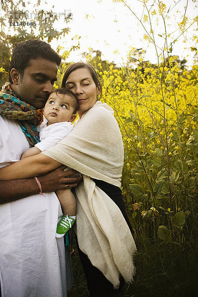 Familie umarmt sich im Feld