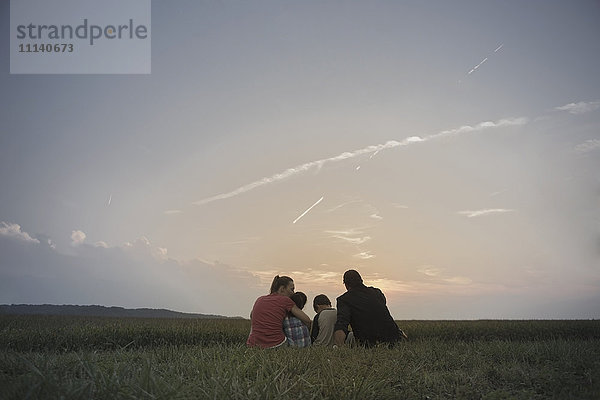 Kaukasische Familie mit Blick auf Getreidefelder