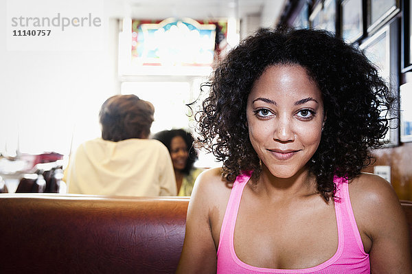 Lächelnde afroamerikanische Frau in einem Diner