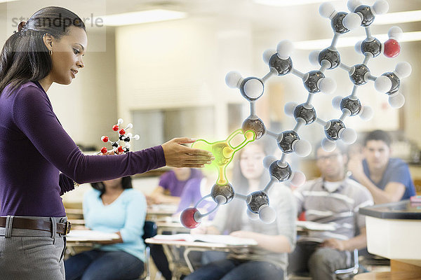 Lehrer erklärt der Klasse das Chemiemodell