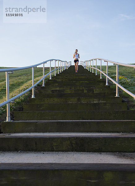 Kaukasische Frau läuft die Treppe hinauf