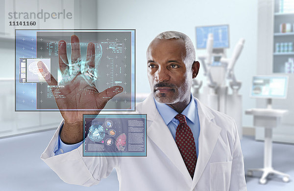 Schwarzer Arzt schaut auf eine digitale Anzeige in einer Arztpraxis