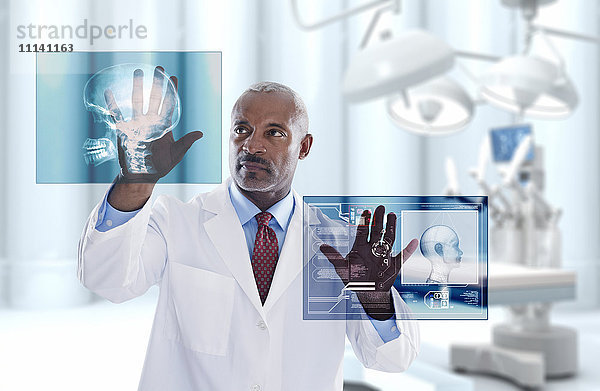 Schwarzer Arzt schaut auf eine digitale Anzeige in einer Arztpraxis