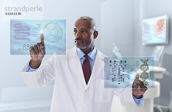 Schwarzer Arzt schaut auf eine Digitalanzeige im Labor