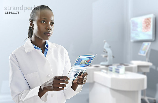 Afroamerikanischer Arzt benutzt digitales Tablet im Labor