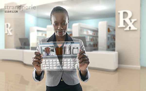 Afroamerikanische Geschäftsfrau mit digitaler Anzeige in der Apotheke