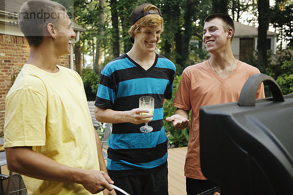 Freunde  die zusammen beim Grillen abhängen