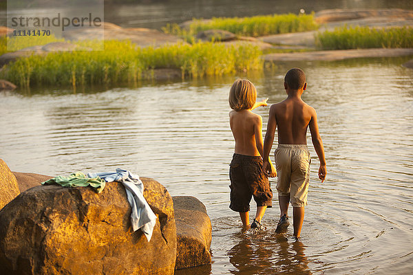 Jungen waten gemeinsam im See