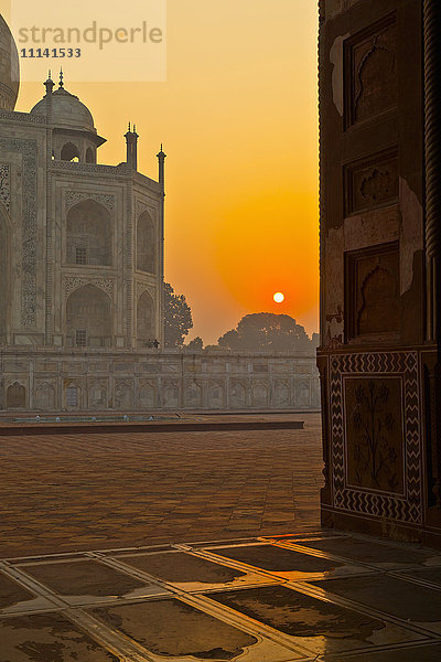Sonnenaufgang über dem Taj Mahal