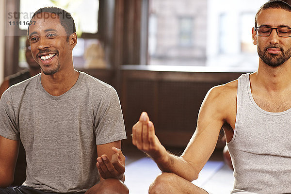 Meditierende Männer im Yoga-Kurs