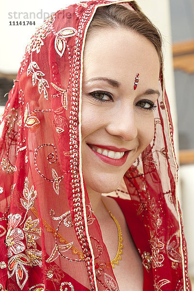 Kaukasische Frau in traditioneller indischer Kleidung