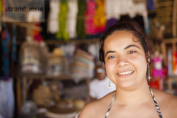 Lächelnde hispanische Frau