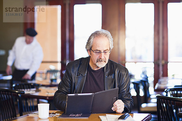 Kaukasischer Mann mit Tablet-Computer