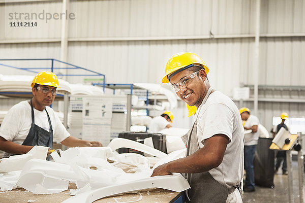 Männer bei der Arbeit in einer Produktionsstätte