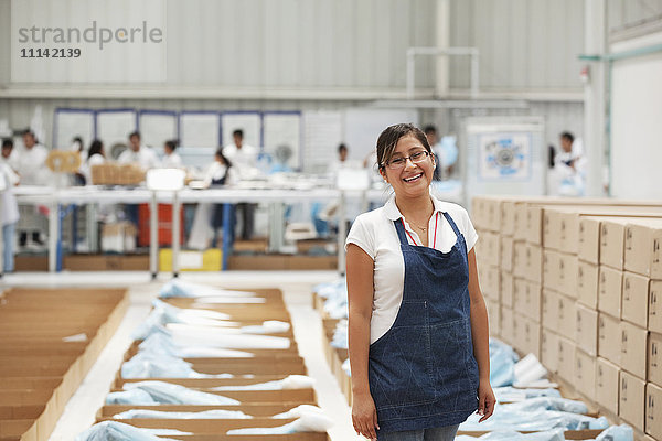 Lächelnder Arbeiter in einer Produktionsstätte