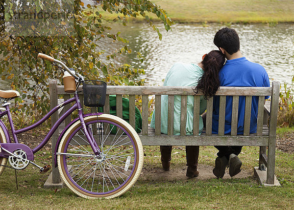 Studentenpaar auf einer Parkbank sitzend