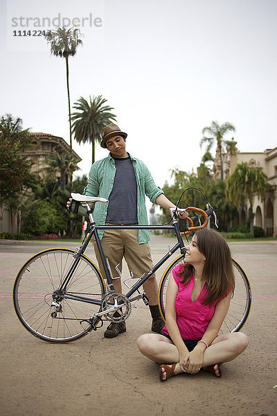 Ehepaar zusammen im Freien mit Fahrrad