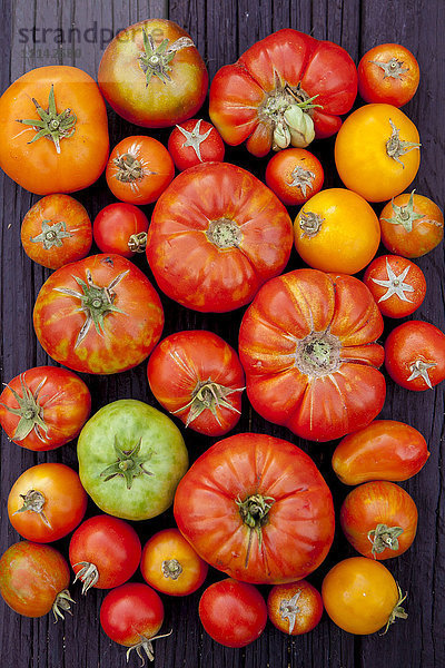 Nahaufnahme einer Vielzahl von frischen Tomaten an Bord