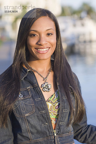 Lächelnde afroamerikanische Frau im Freien