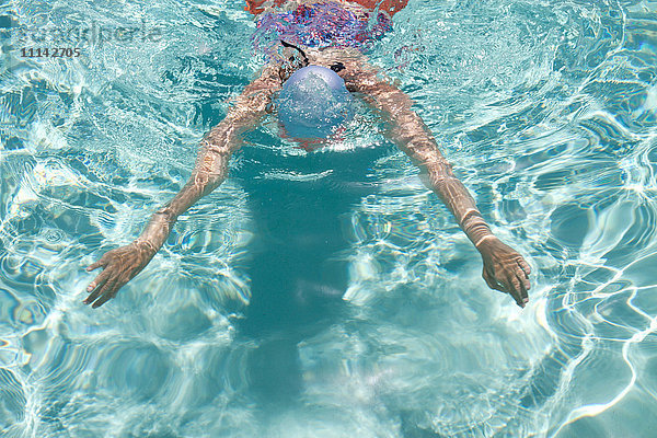Hohe Winkel Ansicht der kaukasischen Frau Schwimmen im Pool