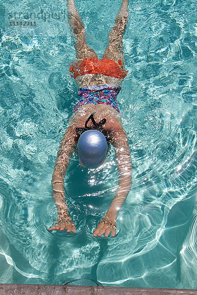 Hohe Winkel Ansicht der kaukasischen Frau Schwimmen im Pool