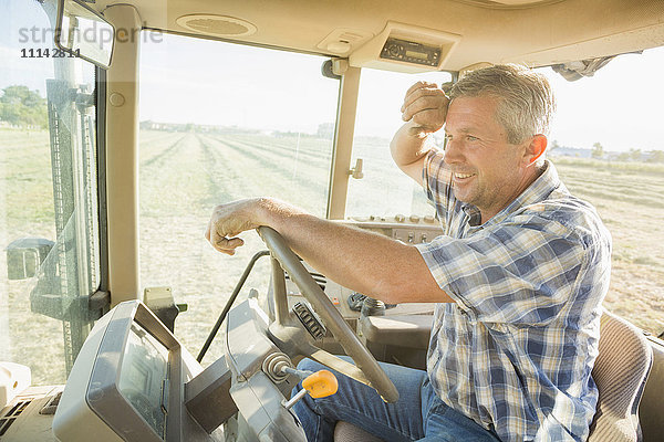 Kaukasischer Bauer fährt Traktor